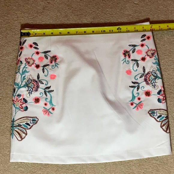 Kilky faux leather mini skirt with embroidered details size large. - Picture 5 of 9